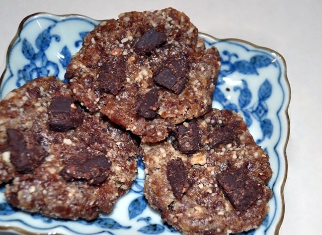 Raw chocolate chip cookies Raw chocolate chip cookies