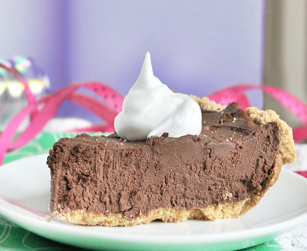 Don’t let the healthy ingredients fool you! This rich chocolate pie is so luxurious and so decadent it turned even my health-food-hating boyfriend into a believer. I swear by the recipe for parties and holidays... It does not disappoint! Full recipe: https://lett-trim.today/2011/09/06/the-ultimate-chocolate-fudge-pie/