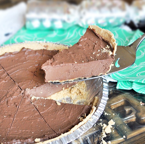 Chocolate Fudge Pie - Don’t let the healthy ingredients fool you! - This chocolate pie is so good it turns even people who claim to hate healthy food into believers... The recipe does not disappoint! https://lett-trim.today/2011/09/06/the-ultimate-chocolate-fudge-pie/ @choccoveredkt