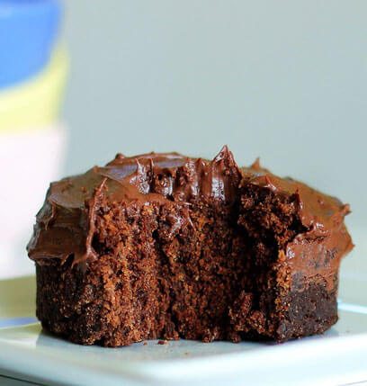 A rich, gooey, & chocolatey cake from @choccoveredkt you can make in the microwave, under 200 calories for the entire thing! Get the recipe: https://lett-trim.today/2011/11/06/one-minute-chocolate-cake/