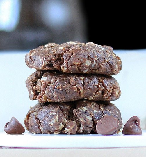 Easy #nobake chocolate cookies - VERY addictive - We couldn't stop eating them! https://lett-trim.today/2012/07/10/no-bake-mocha-chocolate-chip-cookies/ @choccoveredkt