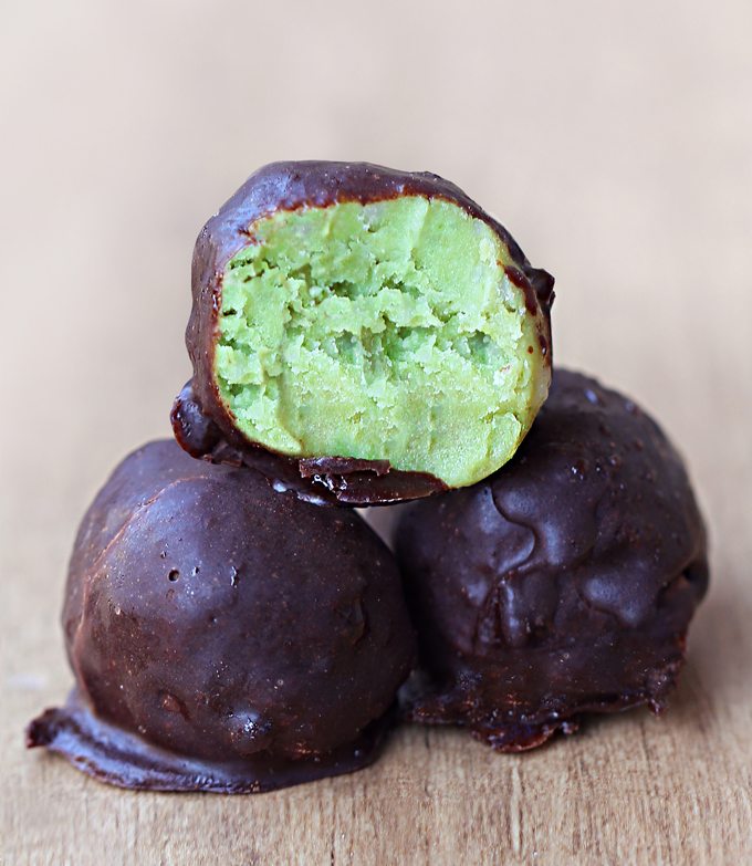 Avocado Fudge Bites - 1/4 cup mashed ripe avocado, 1/4 tsp pure vanilla extract, pinch salt, 2 tbsp... @choccoveredkt https://lett-trim.today/2014/06/11/5-ingredient-avocado-fudge-bites/ Avocado Fudge Bites - 1/4 cup mashed ripe avocado, 1/4 tsp pure vanilla extract, pinch salt, 2 tbsp... @choccoveredkt https://lett-trim.today/2014/06/11/5-ingredient-avocado-fudge-bites/