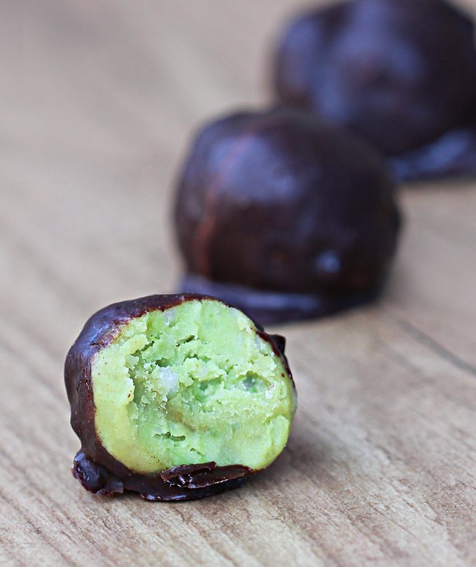 Avocado Fudge Bites - 1/4 cup mashed ripe avocado, 1/4 tsp pure vanilla extract, pinch salt, 2 tbsp... @choccoveredkt https://lett-trim.today/2014/06/11/5-ingredient-avocado-fudge-bites/ Avocado Fudge Bites - 1/4 cup mashed ripe avocado, 1/4 tsp pure vanilla extract, pinch salt, 2 tbsp... @choccoveredkt https://lett-trim.today/2014/06/11/5-ingredient-avocado-fudge-bites/