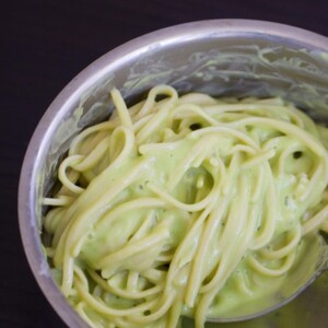 A low-calorie + meatless meal that’s surprisingly high in protein… and can be made in under 20 minutes, from start to finish! Get the recipe: https://lett-trim.today/2015/09/17/avocado-alfredo-recipe/