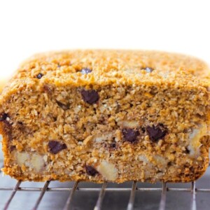 Secret banana bread recipe from @choccoveredkt… impossibly made with no flour, can be modified to fit different diets. Full recipe: https://lett-trim.today/2015/09/28/flourless-banana-bread-recipe/