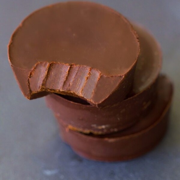 Chocolate Pumpkin Fudge – from @choccoveredkt… 1/2 cup canned pumpkin, 1/4 cup cocoa powder, 1/4 cup… Full recipe: https://lett-trim.today/2015/10/08/chocolate-pumpkin-fudge-vegan-6-ingredients/