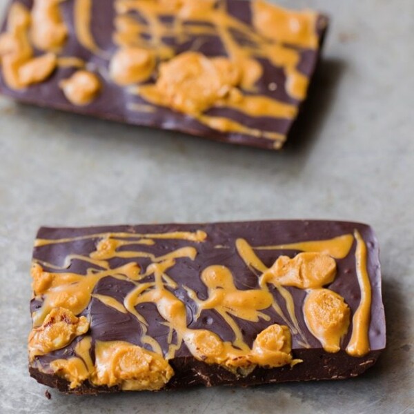 Secretly healthy chocolate peanut butter bars that taste like Hershey’s candy bars… @choccoveredkt… 5 ingredients: https://lett-trim.today/2015/10/26/chocolate-peanut-butter-candy-bars/