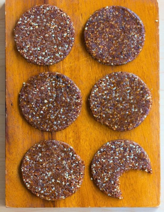 Peanut Butter Protein Cookies – 1/2 cup peanut butter, 1/4 cup protein powder, 1 tsp vanilla, 1/2 tsp… Full recipe: https://lett-trim.today/2015/12/14/peanut-butter-protein-cookies-vegan/ @choccoveredkt