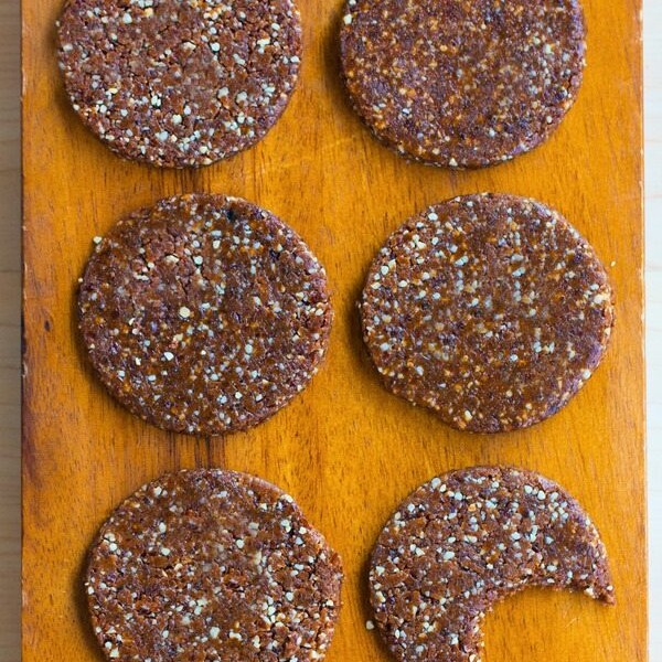 Peanut Butter Protein Cookies – 1/2 cup peanut butter, 1/4 cup protein powder, 1 tsp vanilla, 1/2 tsp… Full recipe: https://lett-trim.today/2015/12/14/peanut-butter-protein-cookies-vegan/ @choccoveredkt