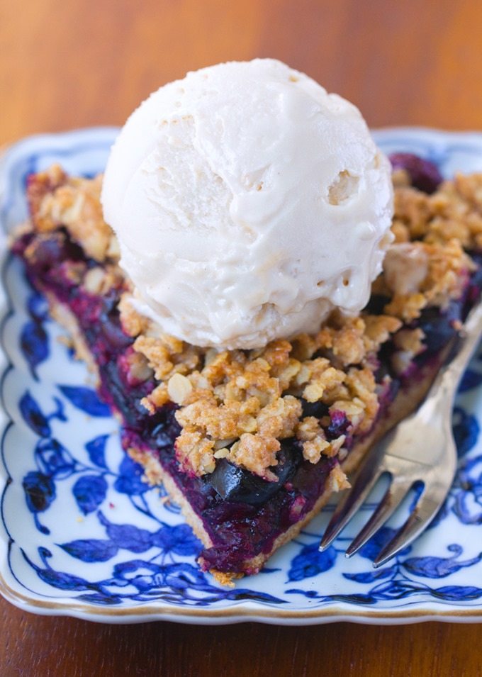 Healthy "clean eating" cherry pie, with oatmeal crumble crust, no refined sugar & easy to make: @choccoveredkt https://lett-trim.today/2016/03/28/healthy-cherry-pie-oatmeal-crumble/