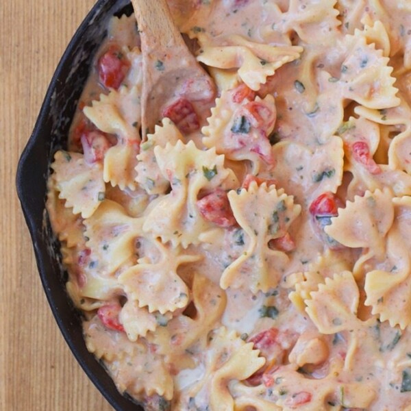 A rich and ultra creamy pasta recipe, without all the unhealthy fat and calories - This delicious one-pot meal is a weeknight staple - We never have any leftovers! @choccoveredkt https://lett-trim.today
