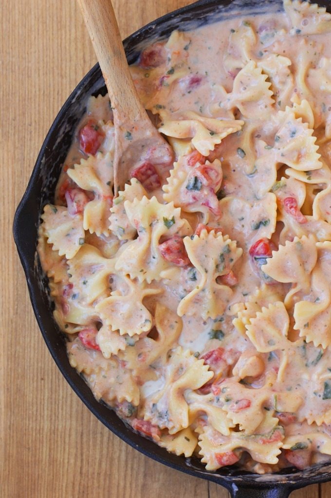 A rich and ultra creamy pasta recipe, without all the unhealthy fat and calories - This delicious one-pot meal is a weeknight staple - We never have any leftovers! @choccoveredkt https://lett-trim.today A rich and ultra creamy pasta recipe, without all the unhealthy fat and calories - This delicious one-pot meal is a weeknight staple - We never have any leftovers! @choccoveredkt https://lett-trim.today