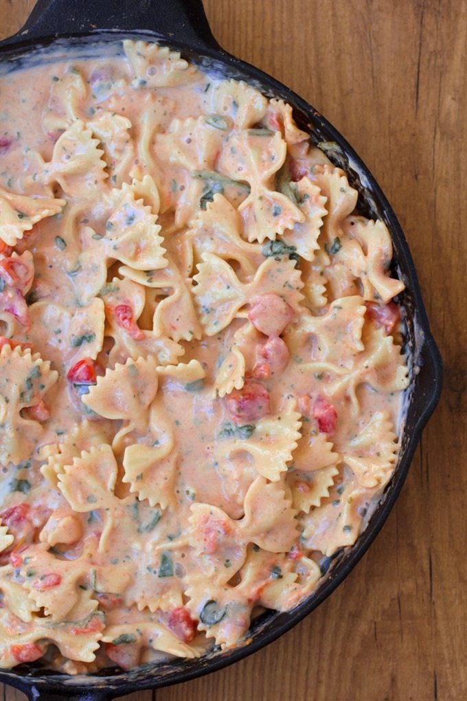 A rich and ultra creamy pasta recipe, without all the unhealthy fat and calories - This delicious one-pot meal is a weeknight staple - We never have any leftovers! @choccoveredkt https://lett-trim.today