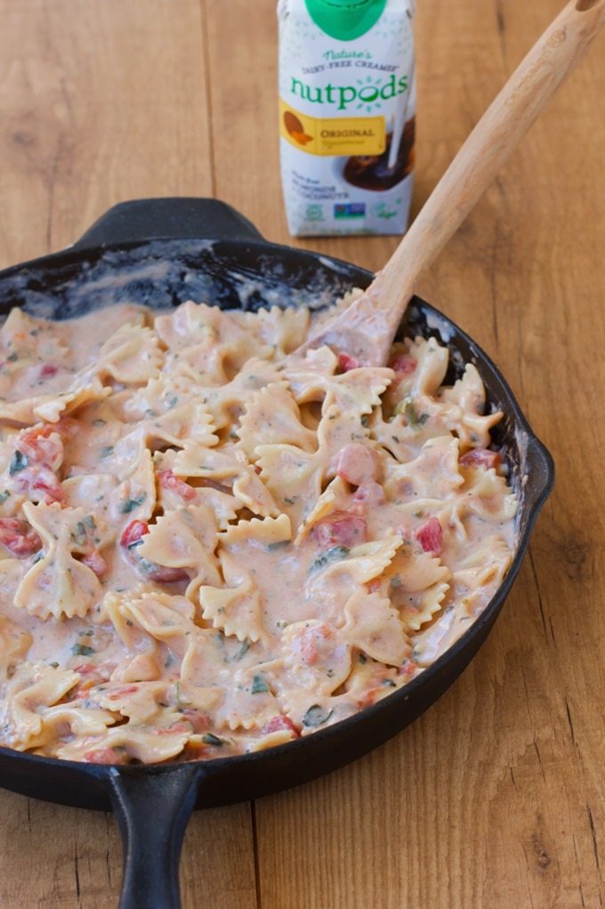 A rich and ultra creamy pasta recipe, without all the unhealthy fat and calories - This delicious one-pot meal is a weeknight staple - We never have any leftovers! @choccoveredkt https://lett-trim.today A rich and ultra creamy pasta recipe, without all the unhealthy fat and calories - This delicious one-pot meal is a weeknight staple - We never have any leftovers! @choccoveredkt https://lett-trim.today