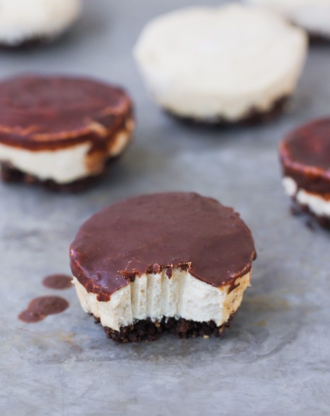 Bounty Bar Cheesecakes - 3 1/2 tbsp unsweetened cocoa powder, 1/4 cup coconut milk, 2 tsp vanilla extract, 1 tbsp maple syrup, 2 cups... Full recipe: https://lett-trim.today @choccoveredkt Bounty Bar Cheesecakes - 3 1/2 tbsp unsweetened cocoa powder, 1/4 cup coconut milk, 2 tsp vanilla extract, 1 tbsp maple syrup, 2 cups... Full recipe: https://lett-trim.today @choccoveredkt