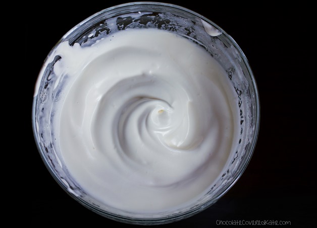 No corn syrup, no powdered sugar, no raw eggs. You will NEVER believe the 2 ingredients! Full recipe: https://lett-trim.today/2015/04/30/healthy-vegan-marshmallow-fluff/