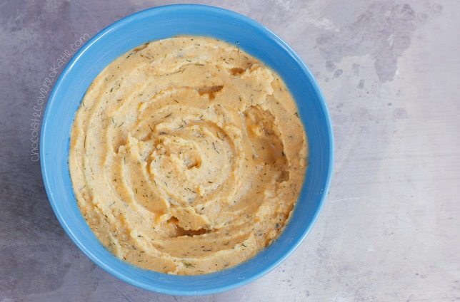 So crazy how much this hummus really does taste just like Cool Ranch Doritos! Recipe link: https://lett-trim.today/2015/05/28/cool-ranch-hummus/