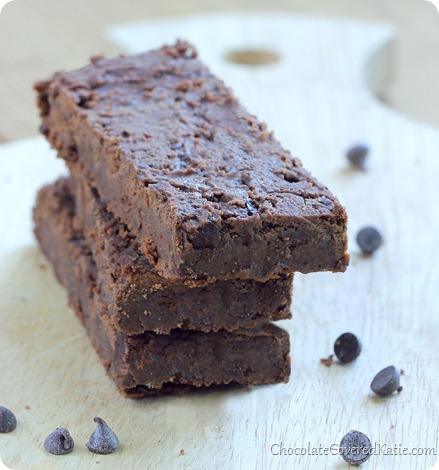 Homemade Protein Bars - EASY to make chocolate #protein bars w/out the unhealthy processed ingredients: https://lett-trim.today/2013/10/08/fudge-brownie-chocolate-protein-bars/ @choccoveredkt