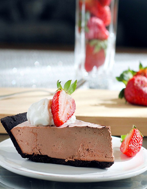 NO sugar, NO flour, no-bake recipe... Ingredients: 3 cups strawberries, 1/2 cup cocoa powder, 1 tsp vanilla extract, 1 1/2 cups... Full recipe: https://lett-trim.today/2012/02/16/chocolate-strawberry-truffle-pie/