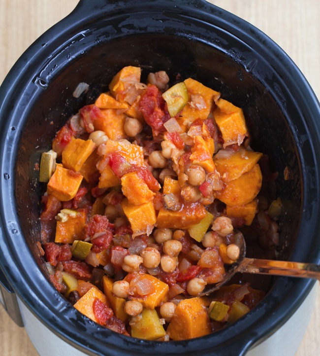 Crock Pot Chili - An easy & filling "one bowl" healthy homemade meal, from @choccoveredkt. Just throw the ingredients into the slow cooker... Dinner practically makes itself!!! https://lett-trim.today/2016/01/28/crock-pot-sweet-potato-chili/ Crock Pot Chili - An easy & filling "one bowl" healthy homemade meal, from @choccoveredkt. Just throw the ingredients into the slow cooker... Dinner practically makes itself!!! https://lett-trim.today/2016/01/28/crock-pot-sweet-potato-chili/