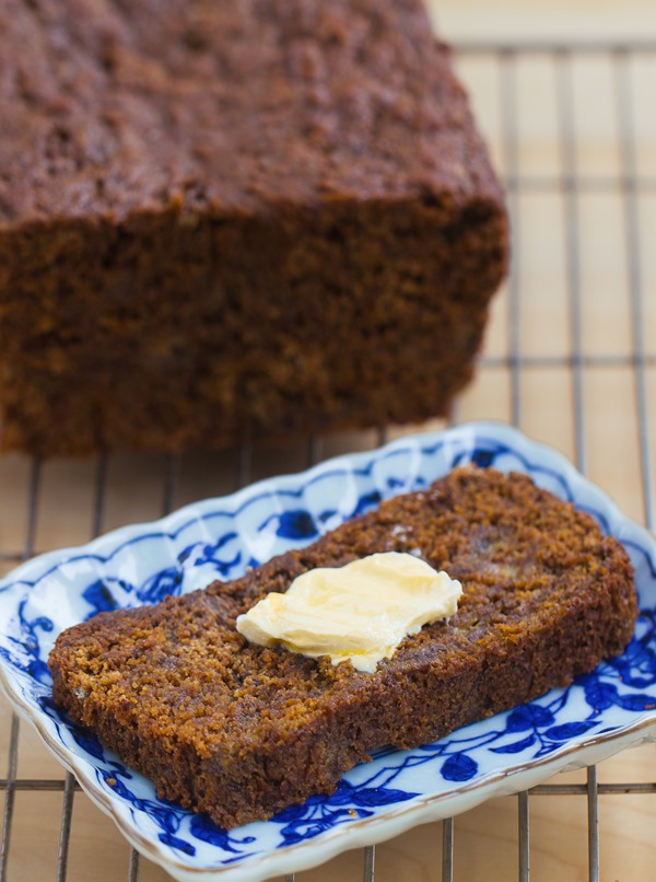Gingerbread Banana Bread - a super healthy breakfast recipe for the holidays / EASY to make + leftovers can be frozen for later https://lett-trim.today/ @choccoveredkt Gingerbread Banana Bread - a super healthy breakfast recipe for the holidays / EASY to make + leftovers can be frozen for later https://lett-trim.today/ @choccoveredkt