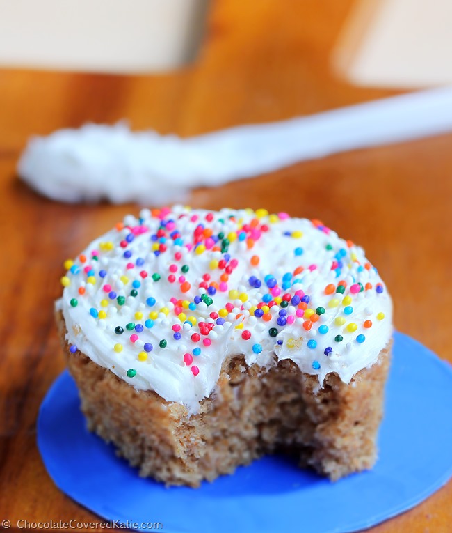 Greek Yogurt Frosting – ultra SMOOTH and creamy frosting replaces butter or shortening with Greek yogurt – cuts way back on fat + calories, and YOU get to control how much sugar – @choccoveredkt: https://lett-trim.today/2015/03/22/how-to-make-greek-yogurt-frosting/ 