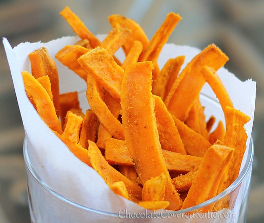 The secret to crispy baked sweet potato fries? Soak them in water for an hour… it really works! – @choccoveredkt… Full recipe: https://lett-trim.today/2013/02/25/crispy-homemade-sweet-potato-fries/ 