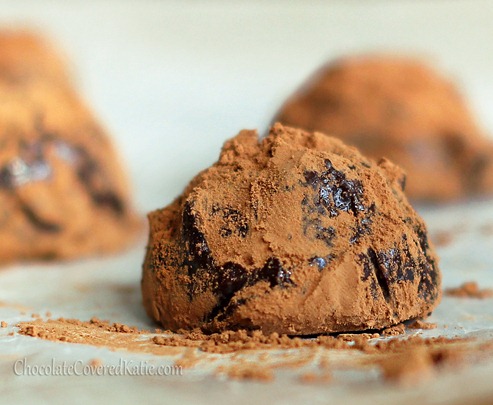 5 MINUTE Chocolate Truffles - Can be vegan ▪ low fat ▪ gluten free...from @choccoveredkt - https://lett-trim.today/2012/11/25/5-minute-microwave-chocolate-truffles/