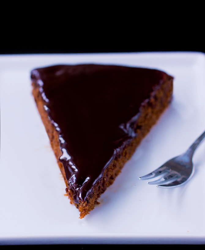 This to-die-for chocolate cake recipe is like MAGIC… it will completely redefine what you think of when you picture chocolate cake made without any sugar! Full recipe: https://lett-trim.today/2015/09/03/refined-sugar-free-chocolate-cake/ 