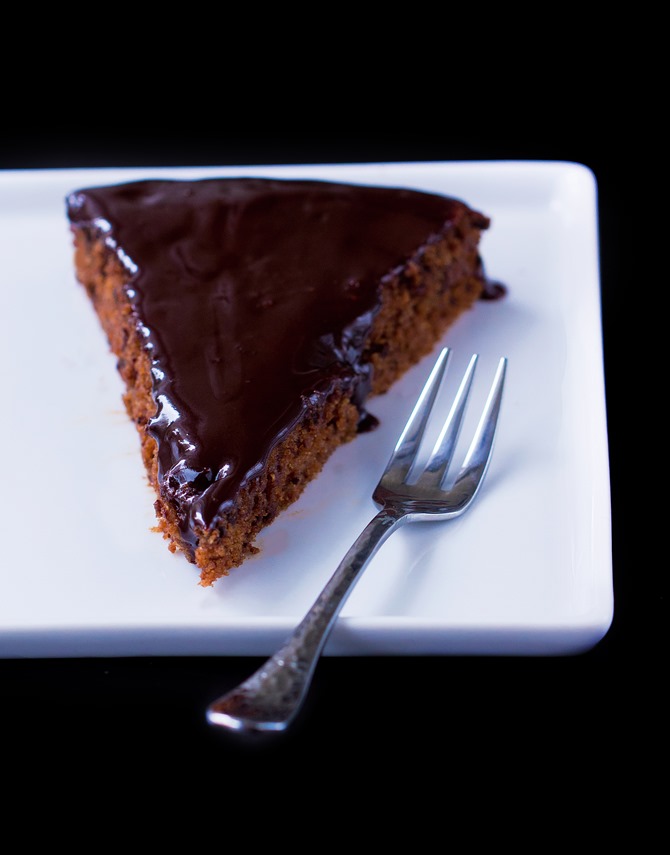 This to-die-for chocolate cake recipe is like MAGIC… it will completely redefine what you think of when you picture chocolate cake made without any sugar! Full recipe: https://lett-trim.today/2015/09/03/refined-sugar-free-chocolate-cake/ 