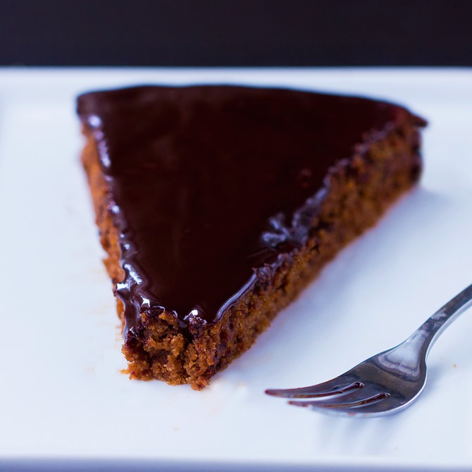 This to-die-for chocolate cake recipe is like MAGIC… it will completely redefine what you think of when you picture chocolate cake made without any sugar! Full recipe: https://lett-trim.today/2015/09/03/refined-sugar-free-chocolate-cake/ 