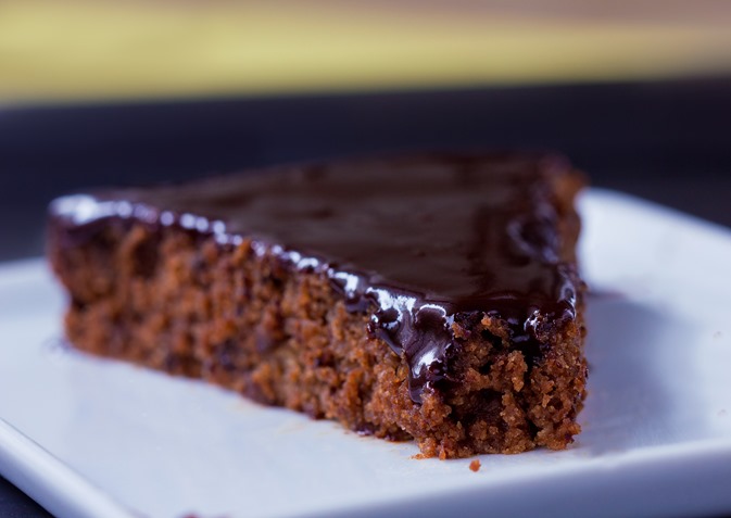 This to-die-for refined sugar free chocolate cake recipe is like MAGIC… it will completely redefine what you think of when you picture chocolate cake made without any sugar! Full recipe: https://lett-trim.today/2015/09/03/refined-sugar-free-chocolate-cake/ 