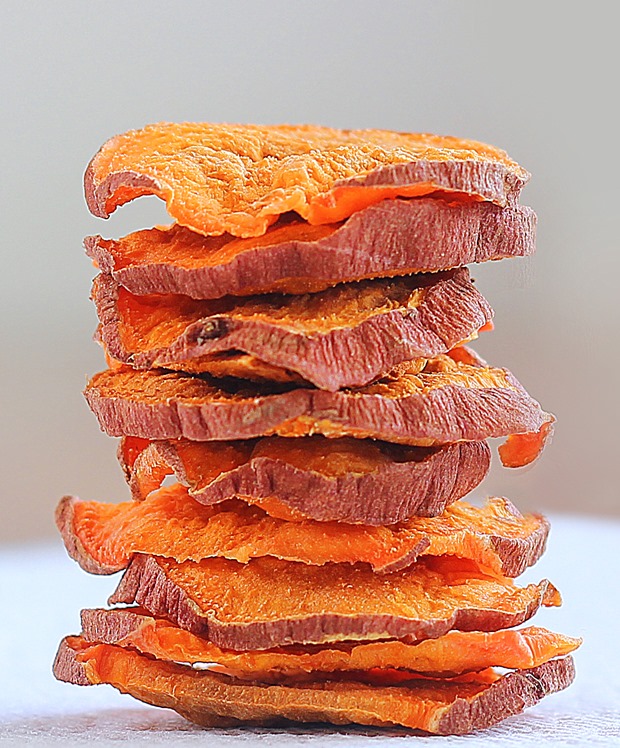 So ADDICTIVE… and they are crispy and baked, not fried! These were impossible to stop eating… @choccoveredkt. Satisfies your potato chip craving in a much healthier way: https://lett-trim.today/2015/10/29/crispy-baked-sweet-potato-chips/ So ADDICTIVE… and they are crispy and baked, not fried! These were impossible to stop eating… @choccoveredkt. Satisfies your potato chip craving in a much healthier way: https://lett-trim.today/2015/10/29/crispy-baked-sweet-potato-chips/