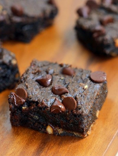 GOOEY CHOCOLATE CHIP BROWNIE BARS - Like the lovechild of a brownie and a chocolate chip cookie! Recipe link: https://lett-trim.today/2015/07/13/chocolate-chip-brownie-bars/