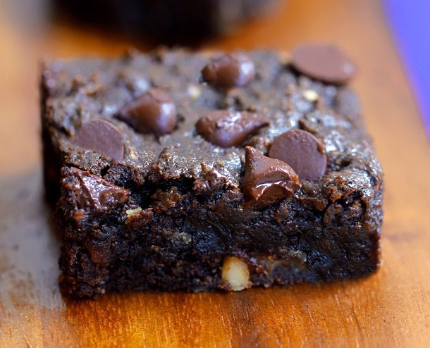 GOOEY CHOCOLATE CHIP BROWNIE BARS - Like the lovechild of a brownie and a chocolate chip cookie! Recipe link: https://lett-trim.today/2015/07/13/chocolate-chip-brownie-bars/