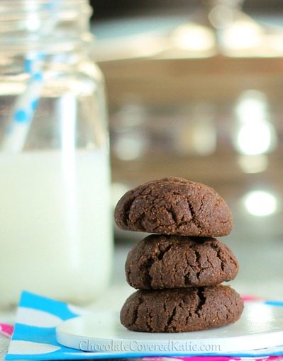 Dark, chocolatey, gooey, cakey, chewy brownie cookies… It is like eating a fudge brownie and a chocolate-chip cookie at the exact same time. For any chocolate lover, these are a MUST-TRY! https://lett-trim.today/2012/12/04/double-chocolate-chip-brownie-cookies/