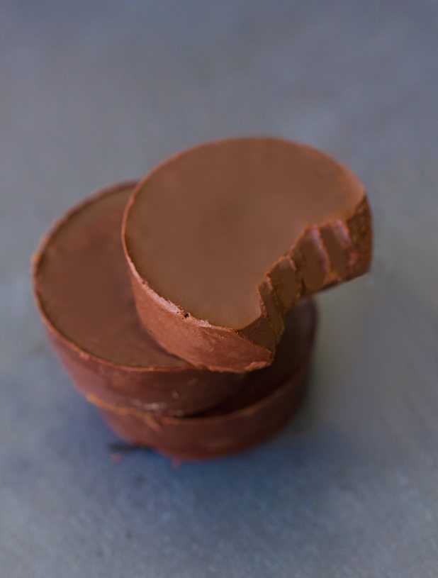 Chocolate Pumpkin Fudge – from @choccoveredkt… 1/2 cup canned pumpkin, 1/4 cup cocoa powder, 1/4 cup… Full recipe: https://lett-trim.today/2015/10/08/chocolate-pumpkin-fudge-vegan-6-ingredients/