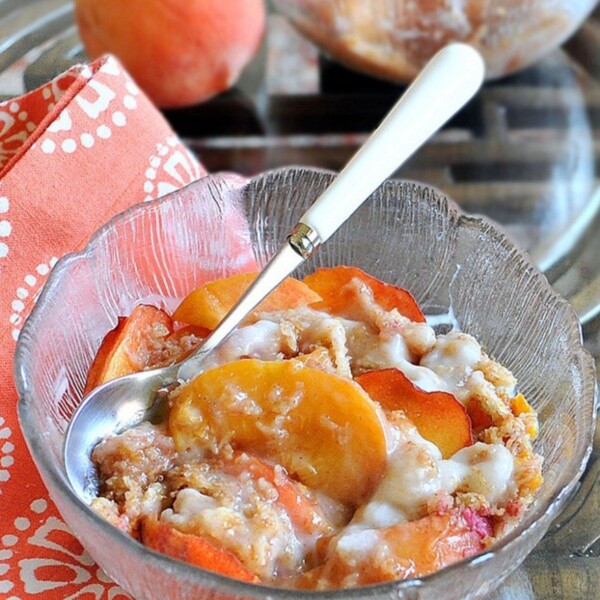 Peach Breakfast Bake - indulgently sweet and creamy... and so healthy you can have two bowls. For breakfast! https://lett-trim.today/2011/06/26/peach-breakfast-bake/ @choccoveredkt