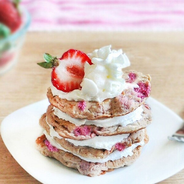 Strawberry Pancakes - Ingredients: 1/2 cup strawberries, 1/3 cup rolled oats, 1 tsp baking powder, 1 tsp vanilla, 2 tsp... Full recipe: https://lett-trim.today/2011/07/12/strawberry-shortcake-pancakes/ @choccoveredkt